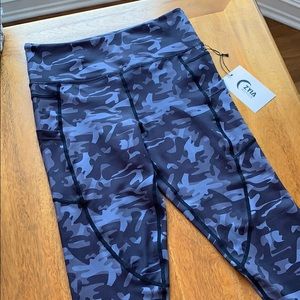 ZYIA Black Camo Pocket Light n Tight Hi-Rise Capri